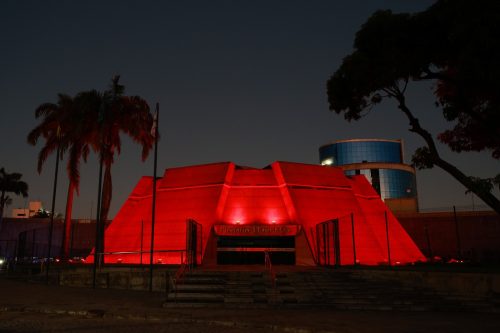 Foto: Fachada do Plenário 13 de Maio ganha iluminação alusiva à doação de sangue