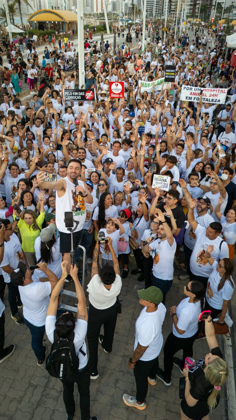 Foto: Sob o tema “Exploração não é tradição”, Célio Studart realiza a Caomiada 2025 e celebra 10 anos do evento na Beira Mar de Fortaleza