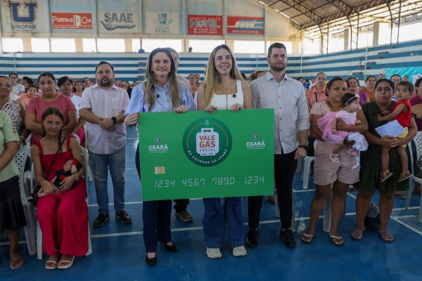 Foto: Governo do Estado e Prefeitura de Limoeiro do Norte realizam entrega de 820 vales-gás à população