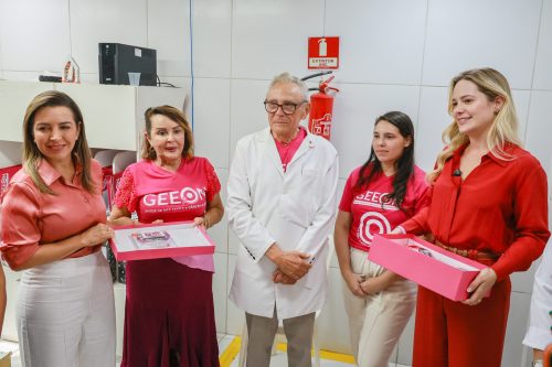 Foto: Alece faz a entrega de kit sensorial ao Grupo de Educação e Estudos Oncológicos - Geeon