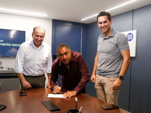 Foto: Tiririca se filia ao PSD Ceará ao lado de Domingos Neto e Domingos Filho