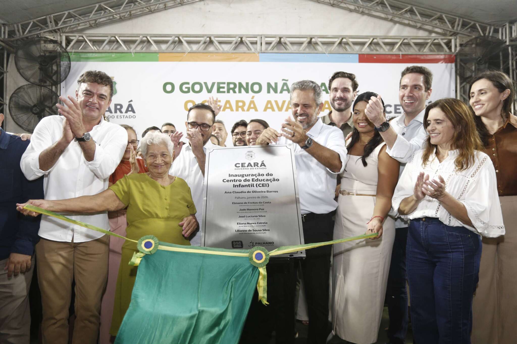 Foto: Pacote de entregas: população de Palhano comemora chegadas de CEI, areninha, tablets para estudantes e reforma de estádio