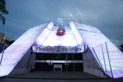 Foto: Alece ilumina fachada do Plenário 13 de Maio em alusão à campanha Janeiro Branco
