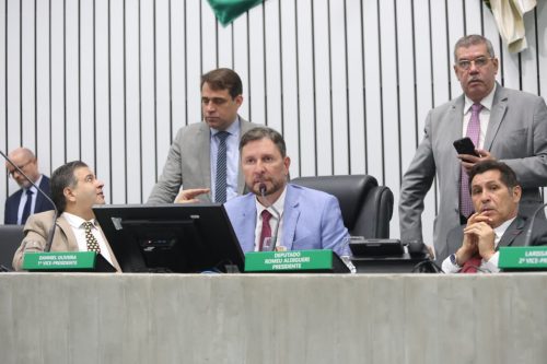 Foto: Alece aprova criação de 2 mil cargos para a Seduc e novos postos na Pefoce