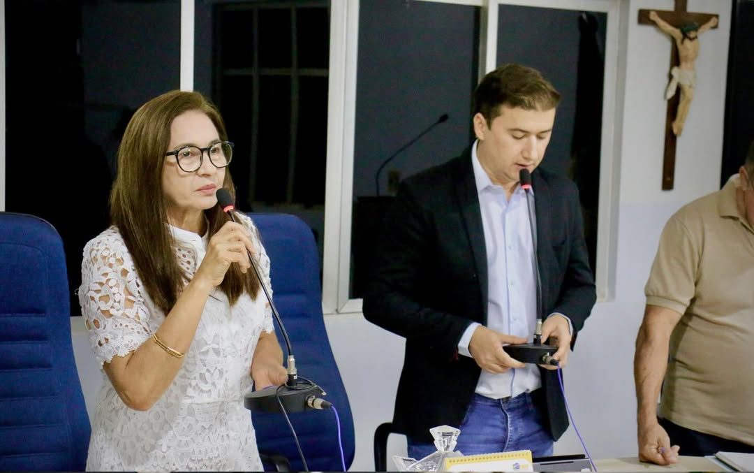 Foto: Câmara de Aracoiaba dá posse a Selma Bezerra após afastamento do prefeito Edim Oliveira