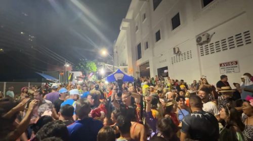 Foto: Clima de disputa no Carnaval? Evandro Leitão é ovacionado enquanto Sarto observa no Bar da Mocinha