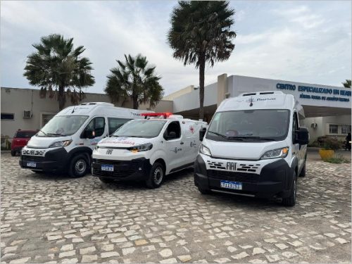 Foto: Prefeitura de Russas entrega 2 vans e 1 ambulância e amplia transporte sanitário