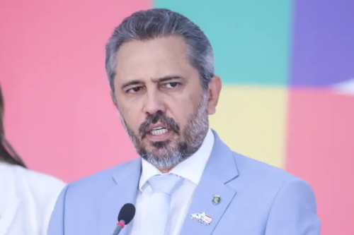 Foto: Governador Elmano de Freitas recebe prêmio no Senado por avanço da alfabetização no Ceará