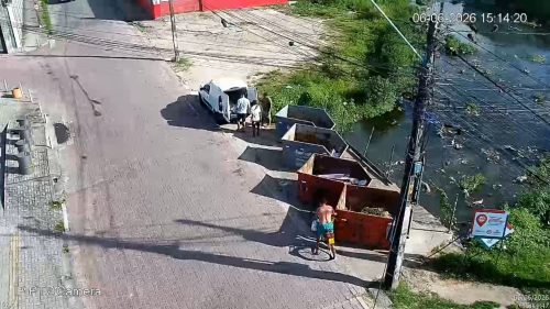 Foto: Capital Limpa e Ordenada: proprietário de furgão é autuado após flagra de descarte irregular ao lado de miniecoponto