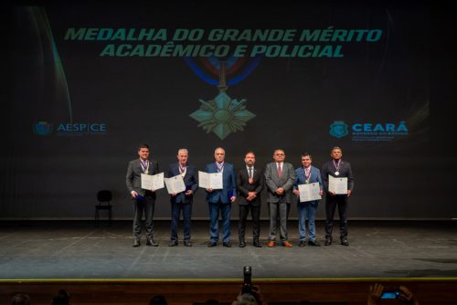 Foto: Em nome de Ricardo Cavalcante, Carlos Prado recebe Medalha do Grande Mérito Acadêmico e Policial