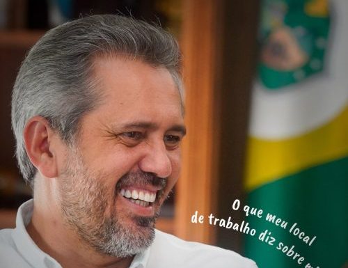 Foto: Governador Elmano de Freitas abre gabinete e mostra espaço de trabalho em vídeo nas redes sociais