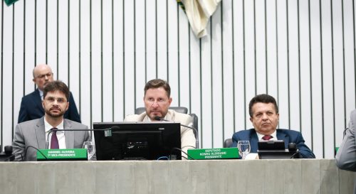 Foto: Presidente da Alece, Romeu Aldigueri consulta deputados sobre mudança nas sessões da Alece durante período eleitoral