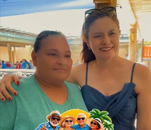 Foto: Prefeita Dilmara Amaral leva grupo da melhor idade de Limoeiro do Norte para passeio em Canoa Quebrada